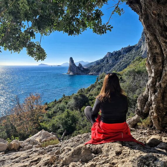 pedra-longa-baunei-supramonte-ogliastra-escursione-selvaggio-blu