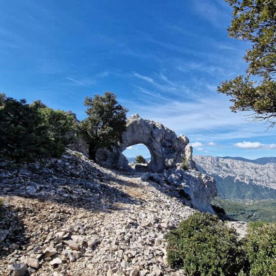 dorgali-supramonte-arco-suttaterra-escursione-valle-oddoene-gorropu