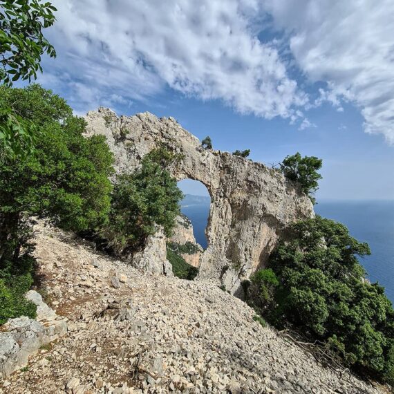 arcada-manna-de-serra-maore-baunei-supramonte-ogliastra-cala-mariolu